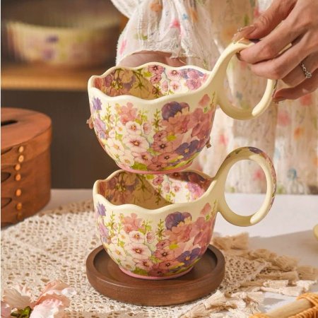 مج سيراميك كبير مع مقبض منحني جميل